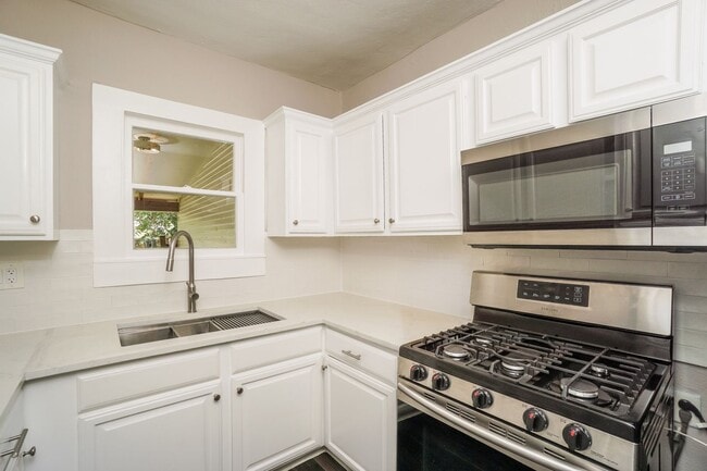 Building Photo - Charmer Close to Downtown!