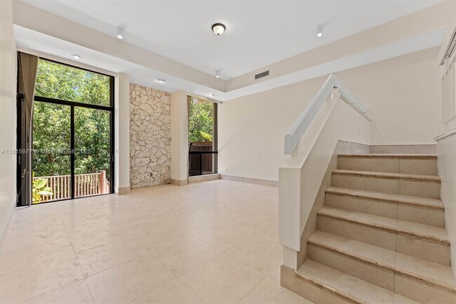 Foto del edificio - 2525 NE 135th St