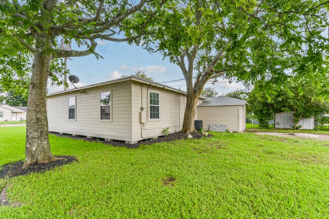 Building Photo - 1302 W 8th St, Freeport, TX 77541
