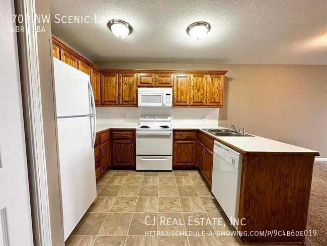 Building Photo - 709 NW Scenic Ln