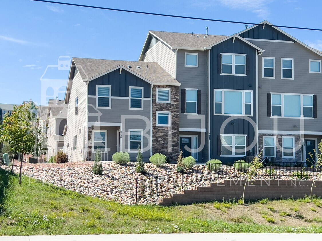 Primary Photo - Beautiful Townhome across from Cumbre Vist...