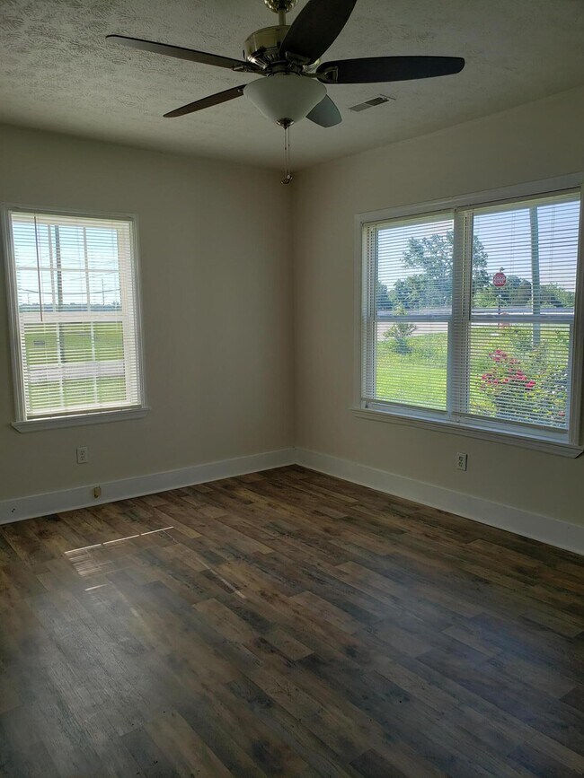 Foto del edificio - 2511 Irvine Rd