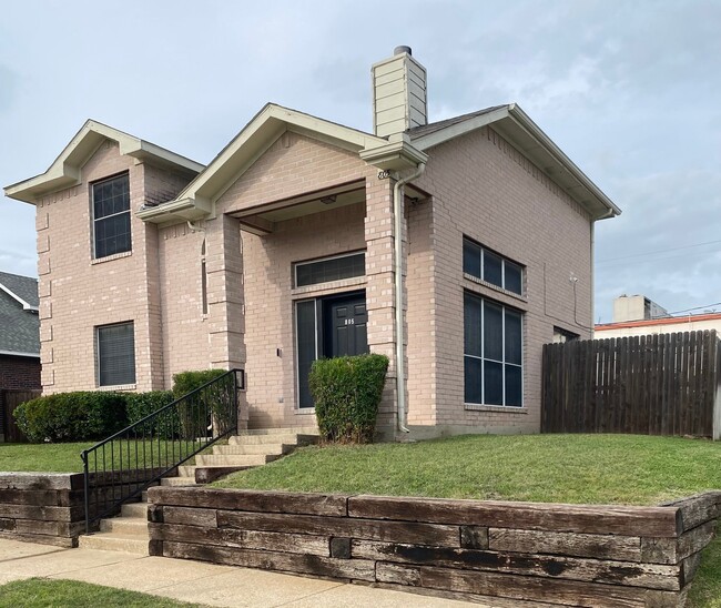 Building Photo - 805 Greenridge Dr