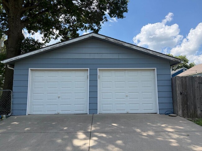 Building Photo - 3 Bedroom, 1 Bath , Oversized 2 Car Garage, Totally Remodeled