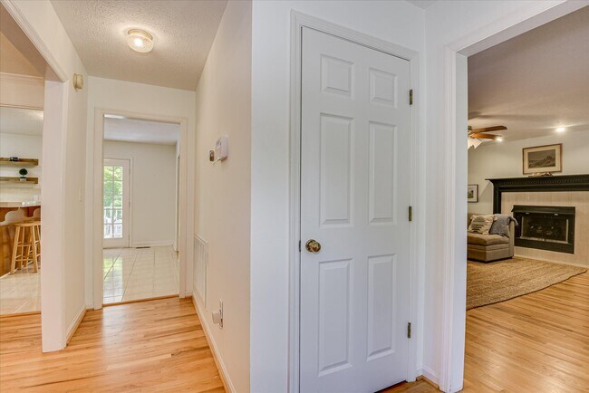 Foto del edificio - 869 Hickory Ridge Rd