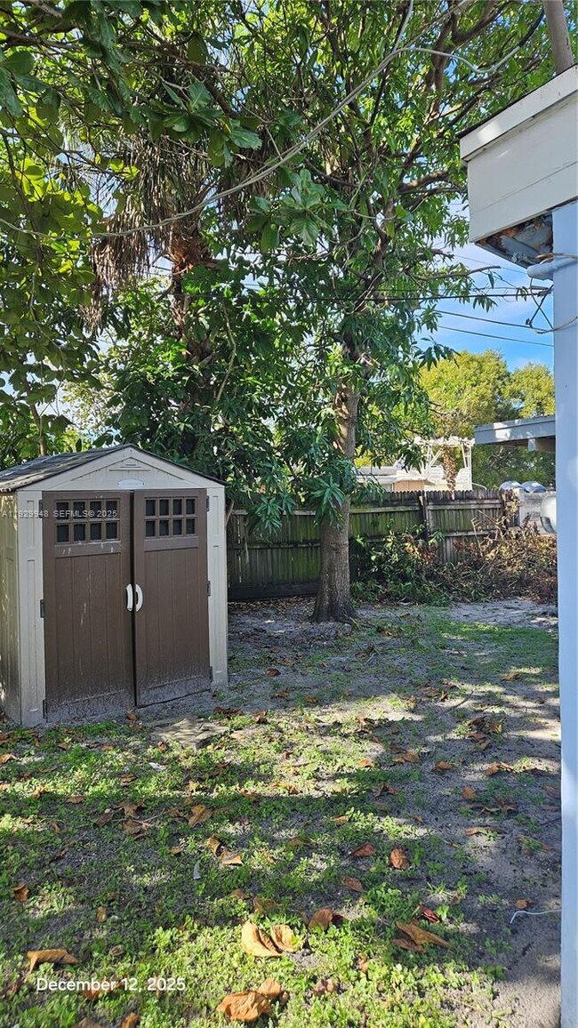 Building Photo - 1040 N 70th Ave