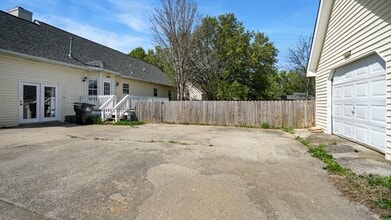 Building Photo - 2902 Meadowhill Dr