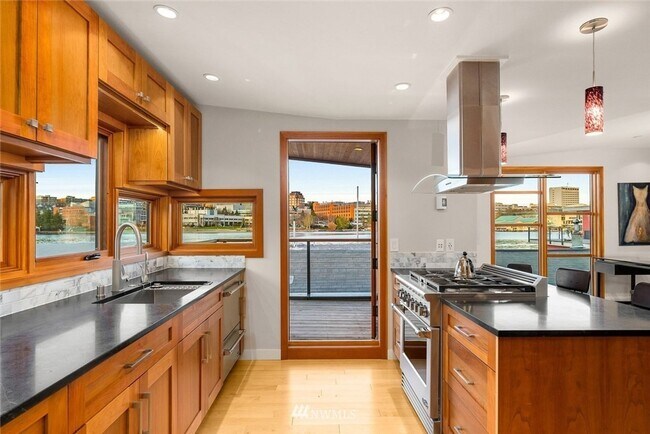 Foto del edificio - 3bd/2.5ba Seattle Houseboat