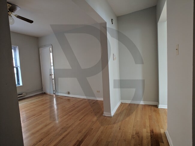 Building Photo - 654 W Cornelia Ave