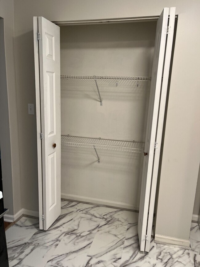 Building Photo - Newly Remodeled unit in Duplex
