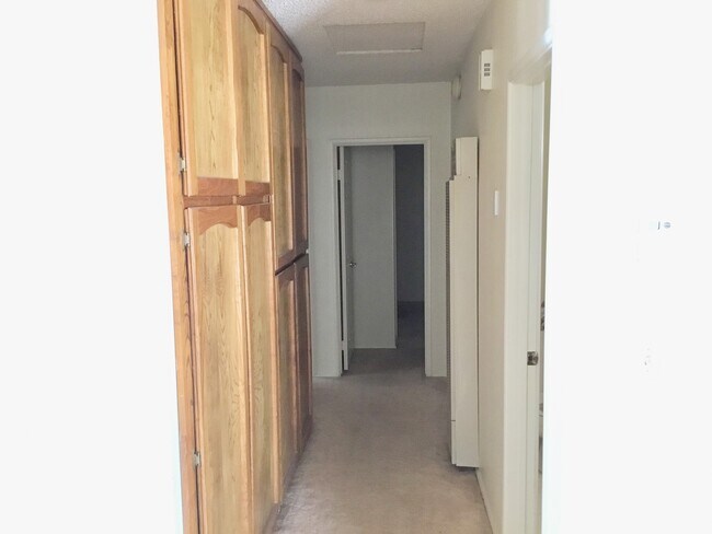 Foto del edificio - Huge House on a 2 1/2 acre lot in  North J...