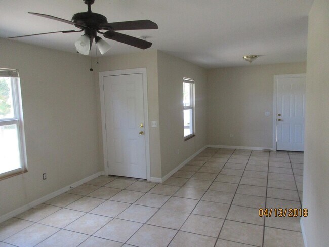 Foto del edificio - Single Family Home in Fort Myers 3BR 1BA