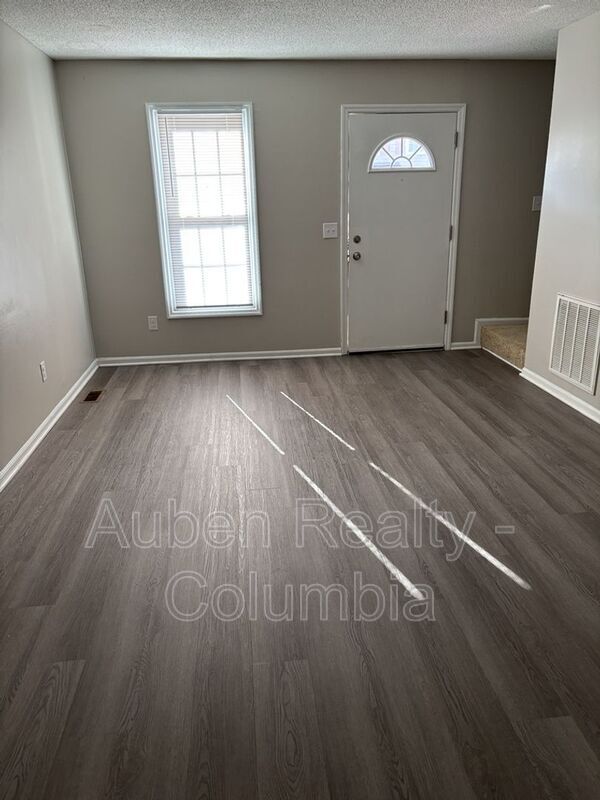 Building Photo - 7 Londonderry Square