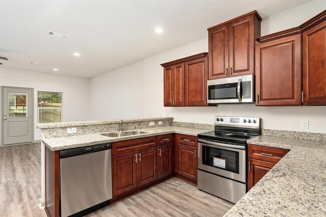 Building Photo - 910 Shady Ln