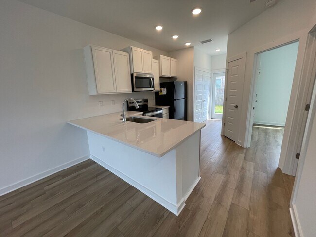 Foto del edificio - For Lease - Brand New 3 BR|3 BA Townhome