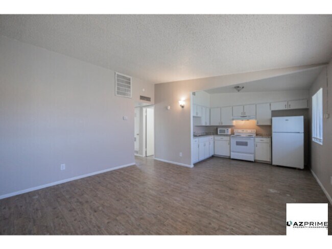 Foto del edificio - Lovely 2/1 Phoenix Apartment - Corner Unit with Views &amp; Vaulted Ceilings!