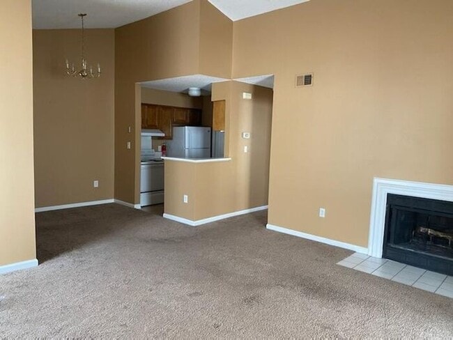Building Photo - Great Top Floor 2 bedroom condo!!
