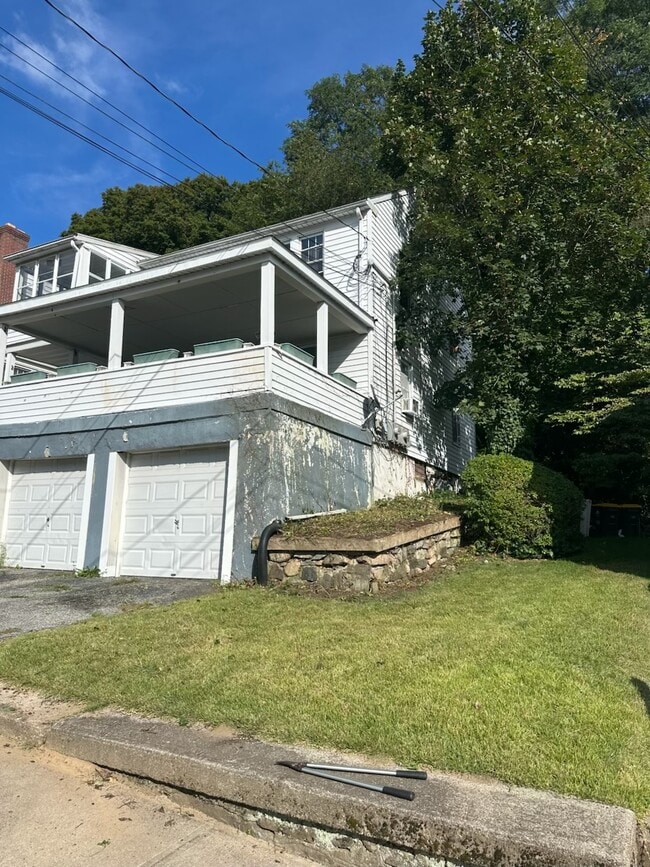 1 car garage - 160 Hodge Ave