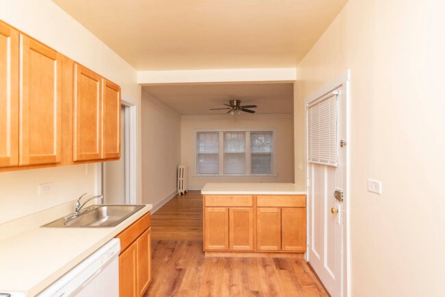 Building Photo - 739 Hinman Ave
