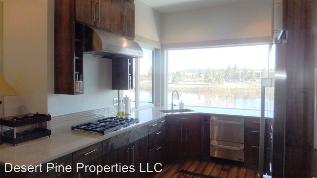 Foto del edificio - 3 br, 3.5 bath House - 917 SW Theater Dr.