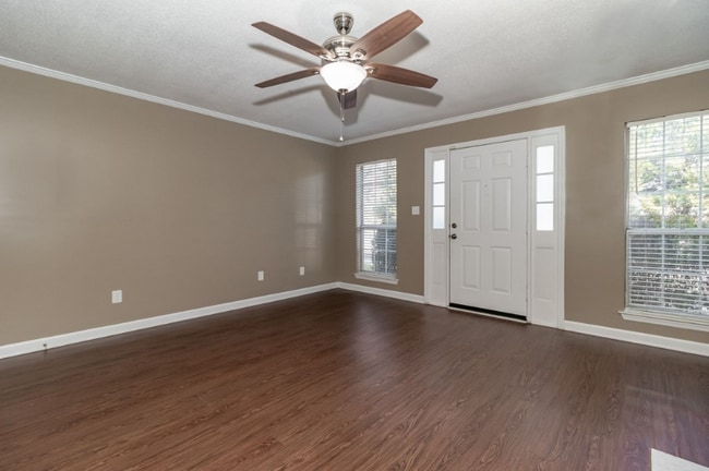 Building Photo - 2018 Briar Ct