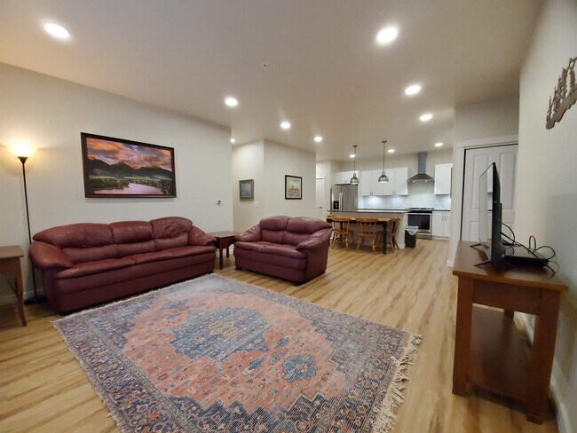 Building Photo - 2222B Willow Dr