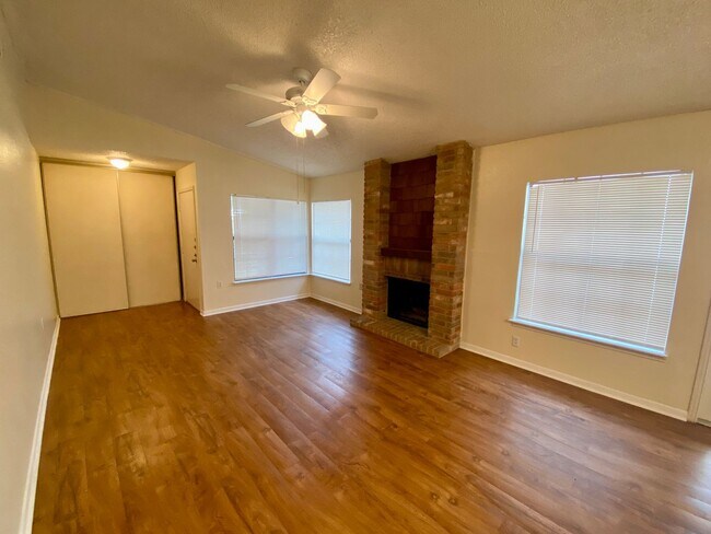 Foto del edificio - Cozy Single Story 3 Bedroom 2 Bath off Judson