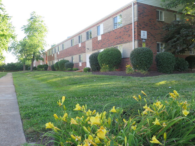 Courtyard - Hazelwood Meadows Apartments