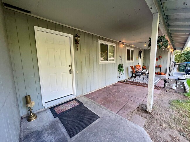Foto del edificio - Newly Updated Duplex (Unit A) - Water incl...