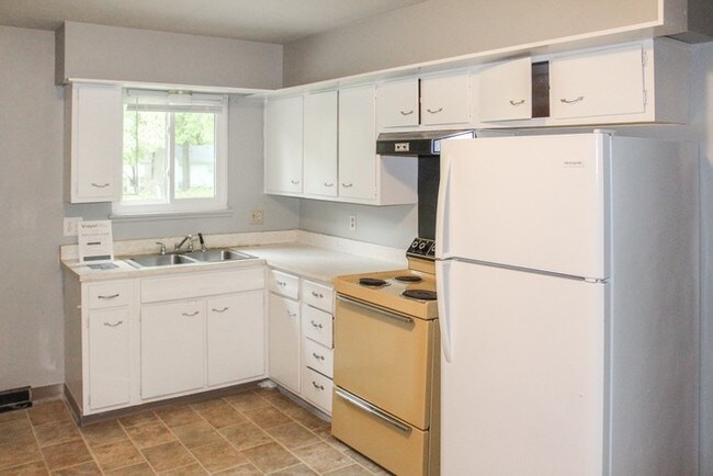 Building Photo - 2 Bedroom 1 Bath Duplex
