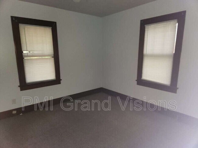 Building Photo - 2055 E Prairie Ave