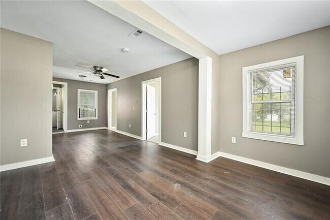 Foto del edificio - Updated 2 bed 1 bath house on large lot.