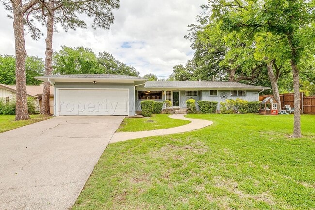 Building Photo - "Ultimate Backyard Oasis in a Lovely Quiet...
