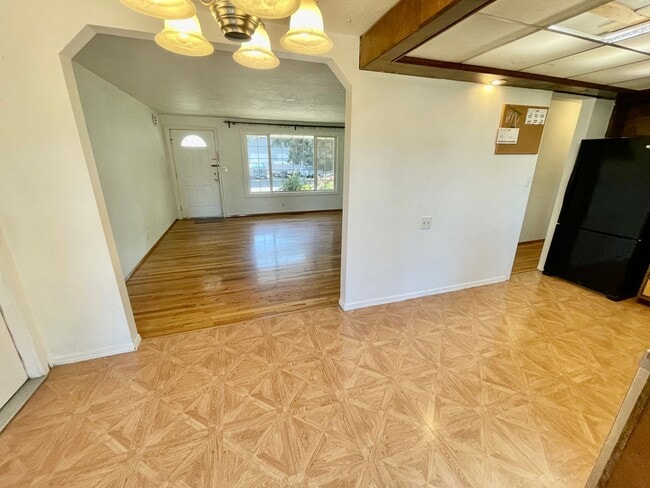 Building Photo - 1/2 Month Free - Charming Single-Level Home with Spacious Yard & Easy Portland Access