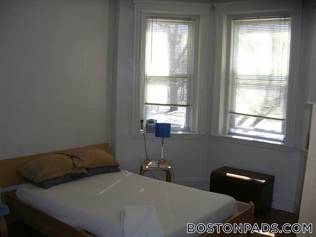 Building Photo - 211 Park Dr