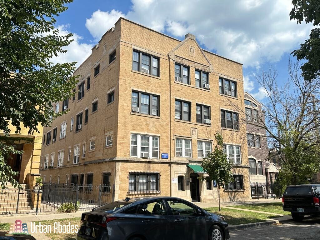 Primary Photo - 820 W Waveland Ave
