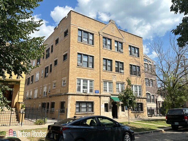 Building Photo - 820 W Waveland Ave