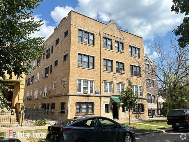 Building Photo - 820 W Waveland Ave