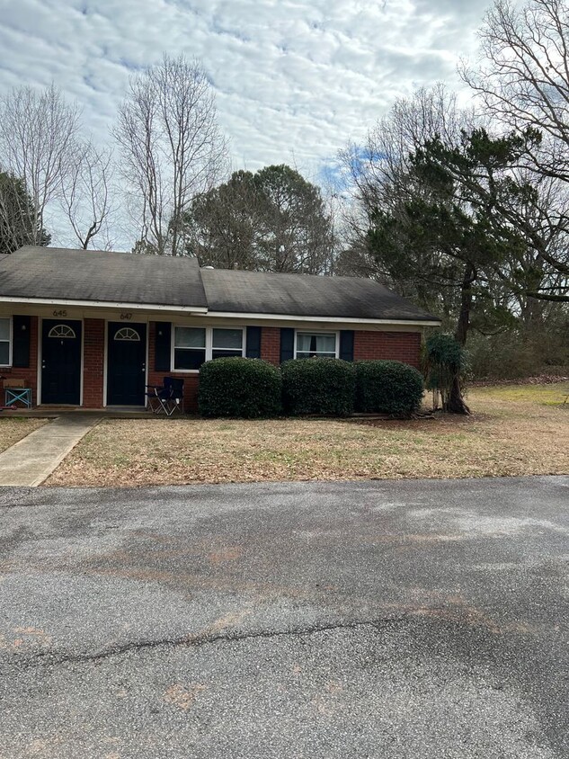 Foto principal - Duplex in Residential Eastside Area