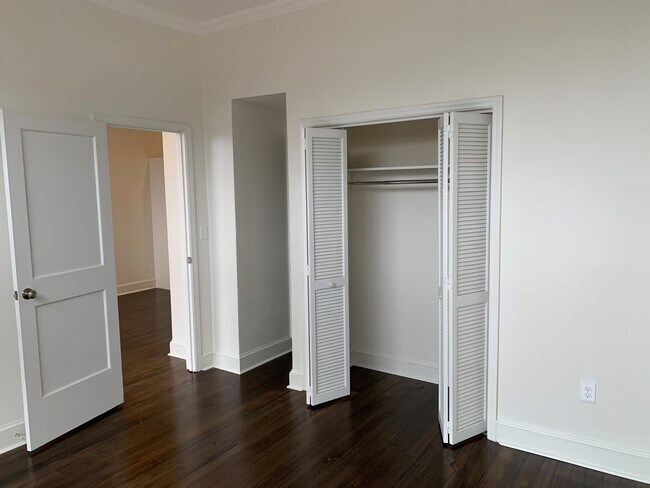 Dormitorio y armario - 151 W Main St