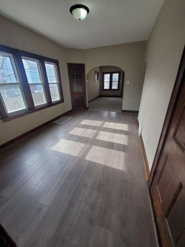 Building Photo - 3 Bedroom Single Family