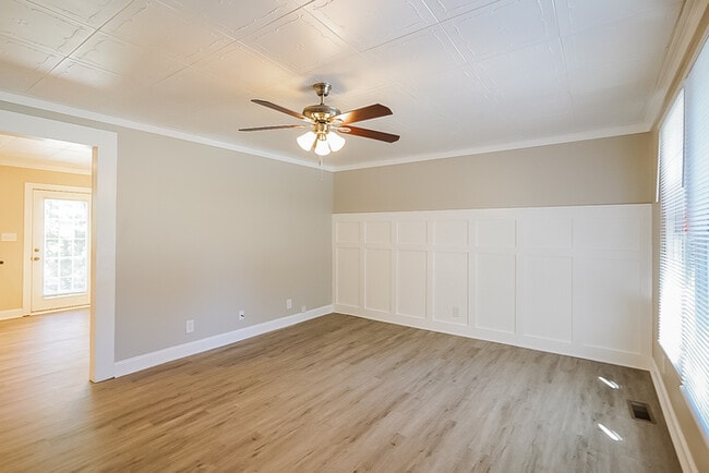 Building Photo - 2044 Dinsmore Rd