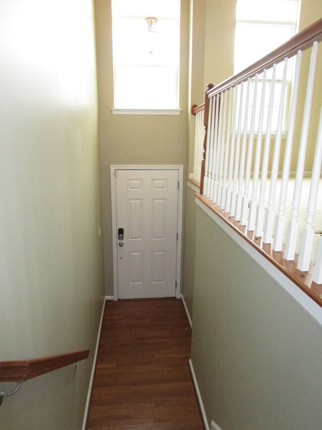 Building Photo - Beautiful 3 Bed/2 Full/2 Half Bath Townhom...