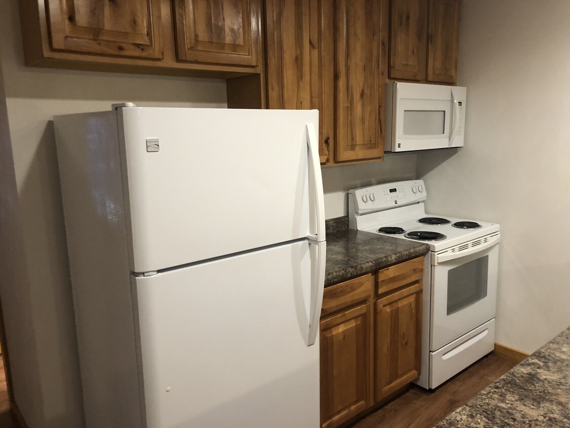 Primary Photo - 1093 Lakeshore Dr