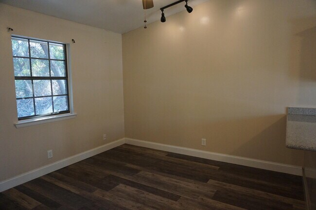 Building Photo - 811 Airport Rd