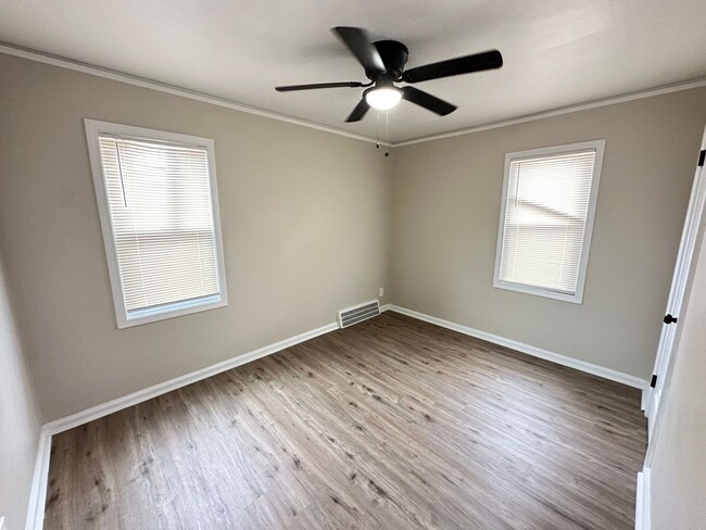 Building Photo - Beautiful 3-Bedroom Home – We Welcome Sect...