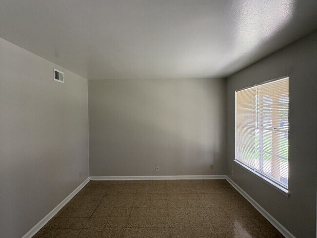 Foto del edificio - 3-Bed, 2-Bath Apple Valley Drive