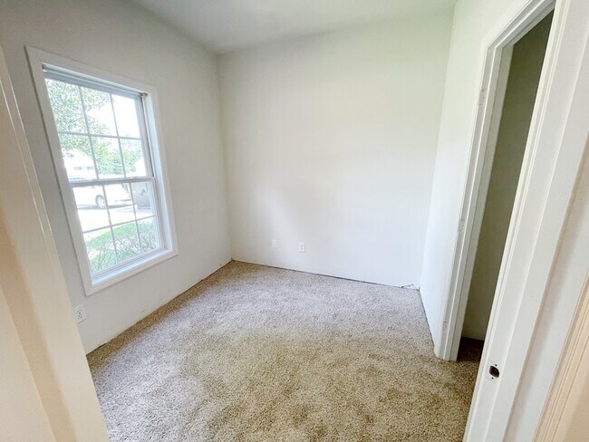 Building Photo - 250 Falcon Ridge Dr