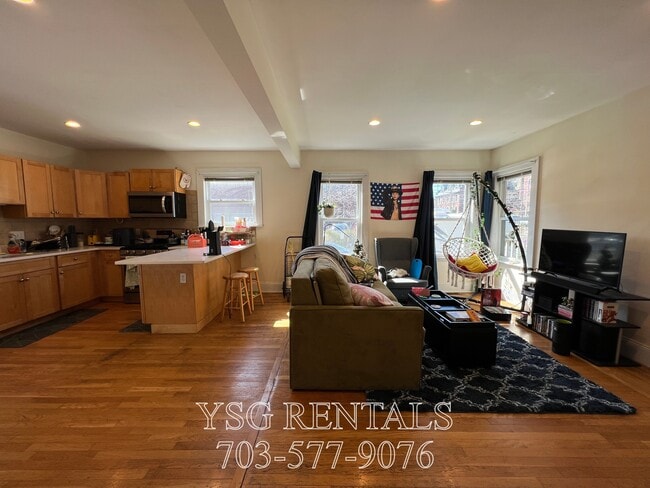 Building Photo - 231-237 Everett St