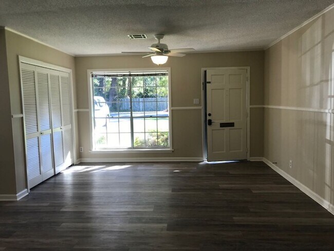 Building Photo - 3 bed 2 Bath Brick Home off Park Avenue!